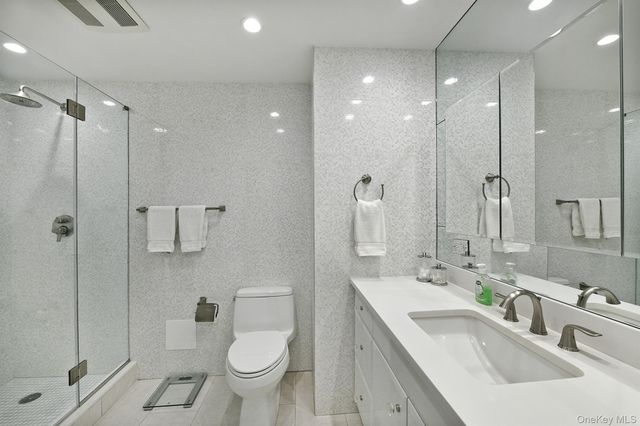 269-10 Grand Central Parkway 15L, Floral Park, NY 11005