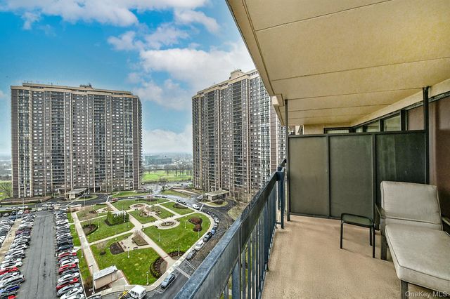 269-10 Grand Central Parkway 15L, Floral Park, NY 11005