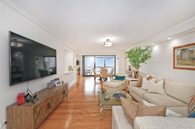 269-10 Grand Central Parkway 15L, Floral Park, NY 11005