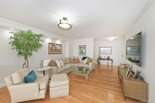 269-10 Grand Central Parkway 15L, Floral Park, NY 11005