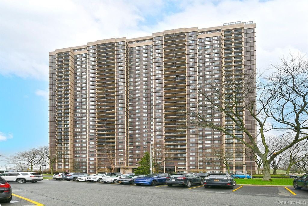 269-10 Grand Central Parkway 15L, Floral Park, NY 11005