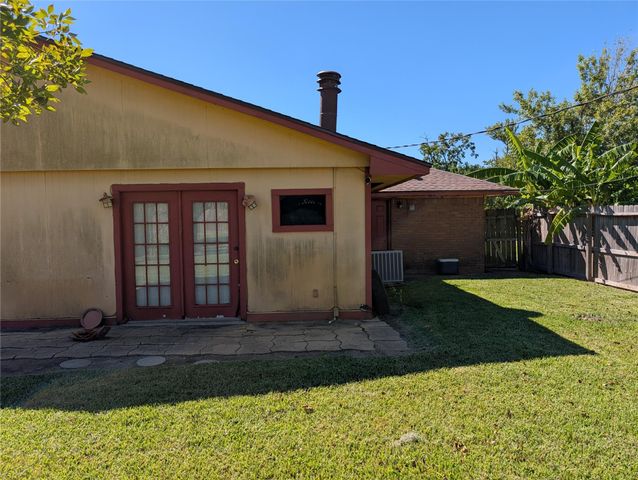 203 Mimosa Street, Lake Jackson, TX 77566