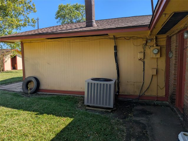 203 Mimosa Street, Lake Jackson, TX 77566