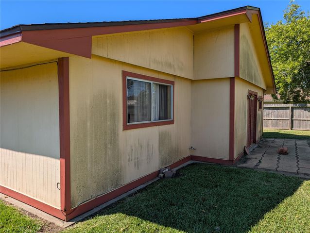 203 Mimosa Street, Lake Jackson, TX 77566