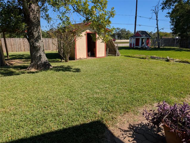 203 Mimosa Street, Lake Jackson, TX 77566
