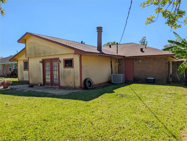 203 Mimosa Street, Lake Jackson, TX 77566