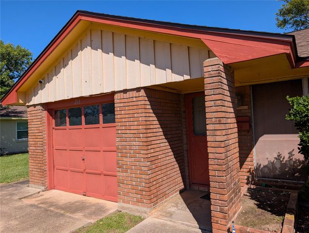 203 Mimosa Street, Lake Jackson, TX 77566