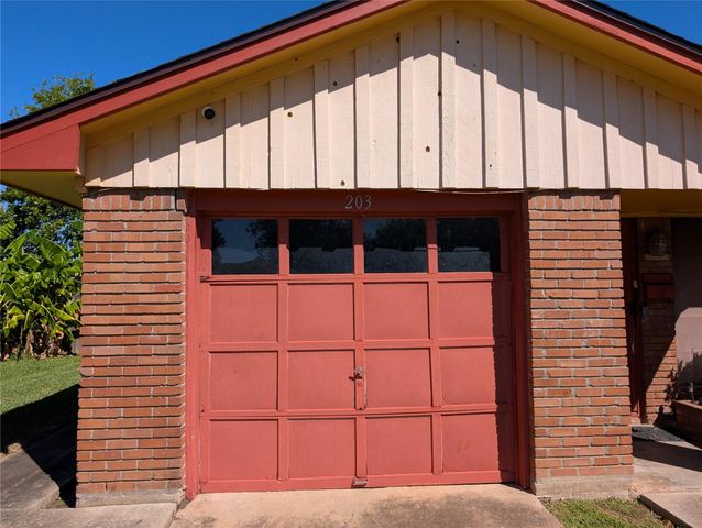 203 Mimosa Street, Lake Jackson, TX 77566