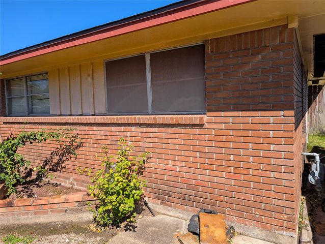 203 Mimosa Street, Lake Jackson, TX 77566