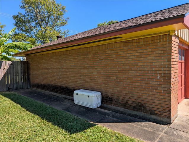 203 Mimosa Street, Lake Jackson, TX 77566