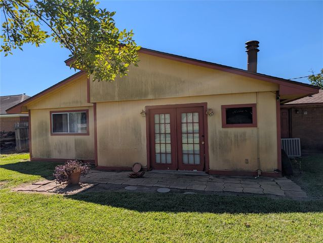 203 Mimosa Street, Lake Jackson, TX 77566