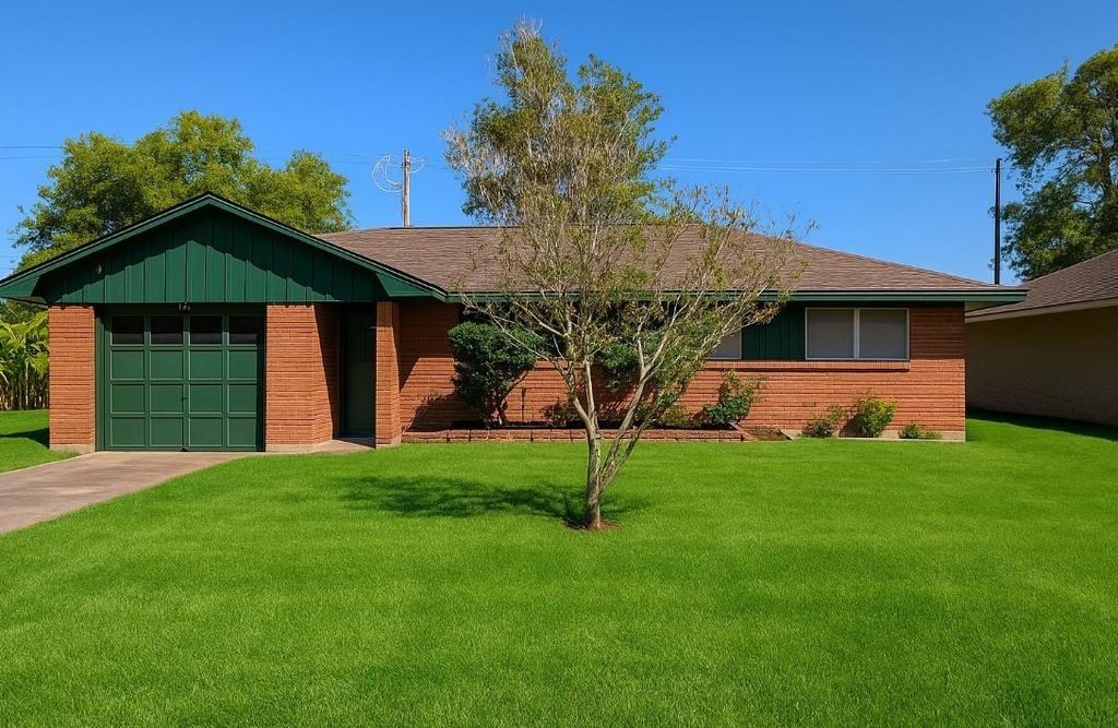 203 Mimosa Street, Lake Jackson, TX 77566