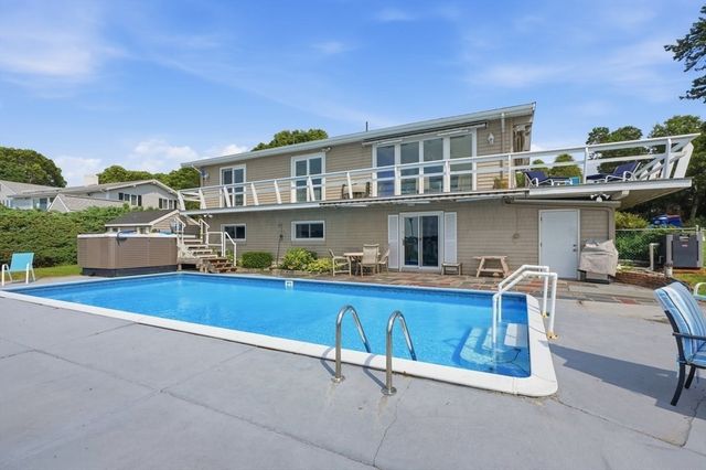 79 Edgewater Dr, Wareham, MA 02571