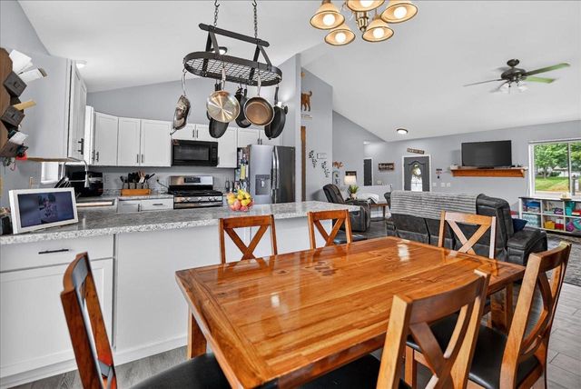 423 Sunset Drive, Poynette, WI 53955