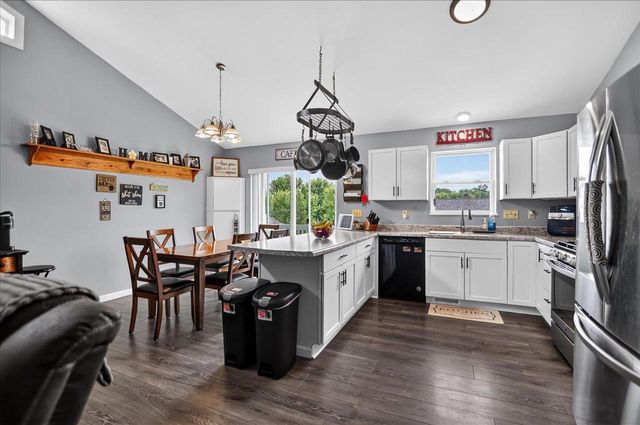 423 Sunset Drive, Poynette, WI 53955