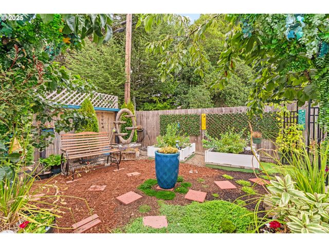 1745 GROVE St, Eugene, OR 97404