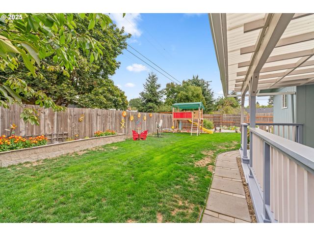 1745 GROVE St, Eugene, OR 97404