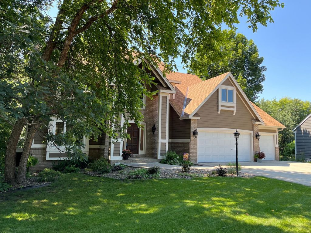 1237 Summit Oaks Drive, Burnsville, MN 55337