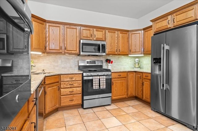 9 Cypress Ln, Hardyston Twp., NJ 07419
