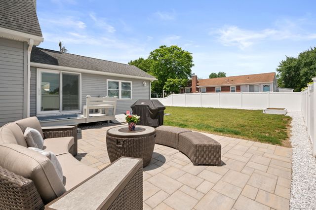 56 Columbus Avenue, Old Lyme, CT 06371