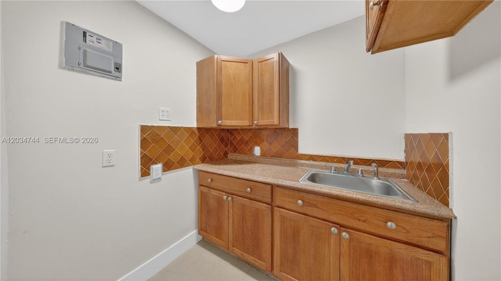 Image 11 of property listing at 8200 NW 34th Ave, Miami, FL 33147