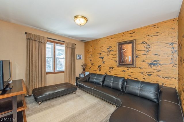 69 Buena Vista Dr, Ringwood Boro, NJ 07456