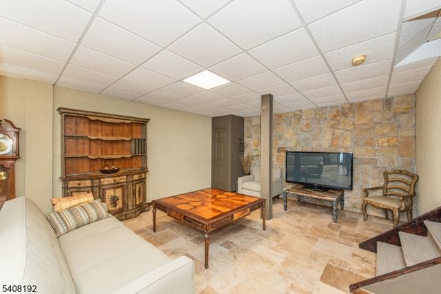 69 Buena Vista Dr, Ringwood Boro, NJ 07456