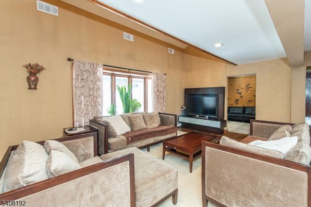 69 Buena Vista Dr, Ringwood Boro, NJ 07456