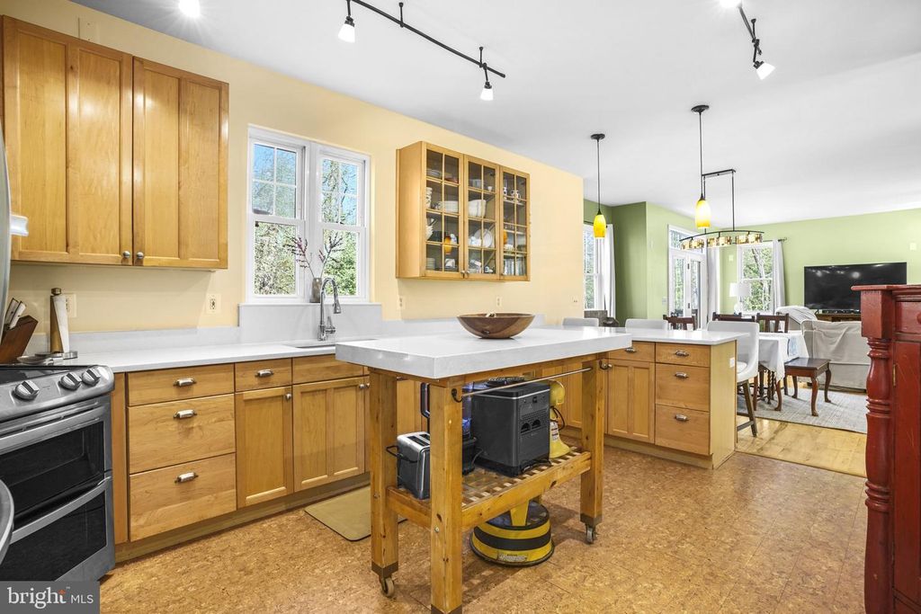 Image 10 of property listing at 90 PARK AVE, Edgewater, MD 21037
