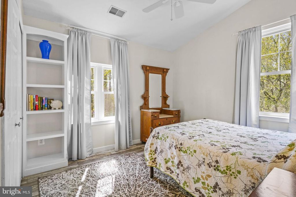 Image 23 of property listing at 90 PARK AVE, Edgewater, MD 21037