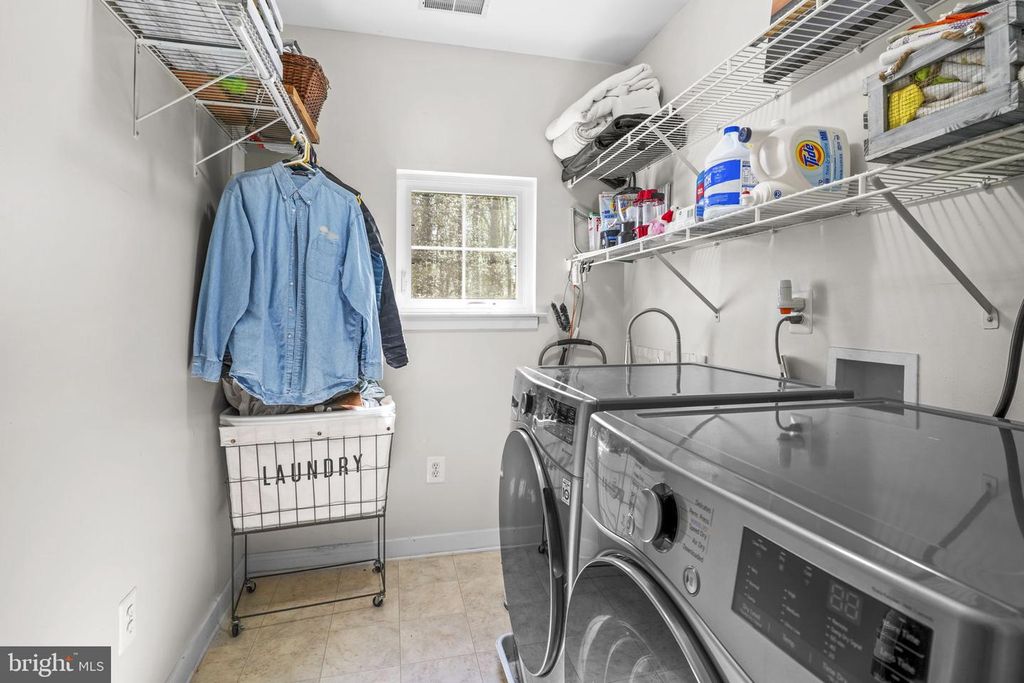 Image 25 of property listing at 90 PARK AVE, Edgewater, MD 21037