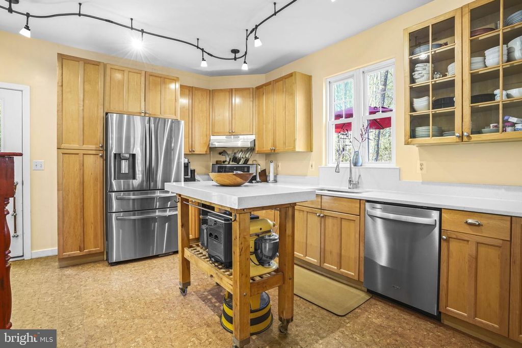 Image 9 of property listing at 90 PARK AVE, Edgewater, MD 21037
