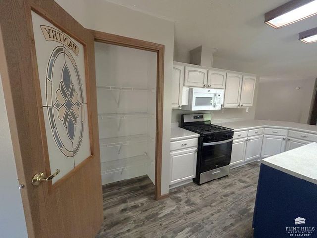 12760 Hillside Drive, St. George, KS 66535