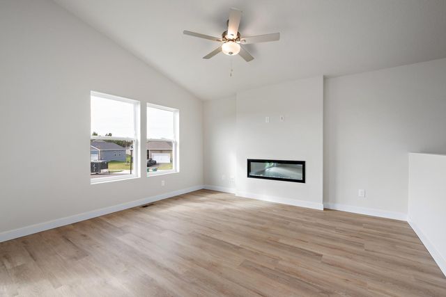 607 Redwood Loop N, Cambridge, MN 55008