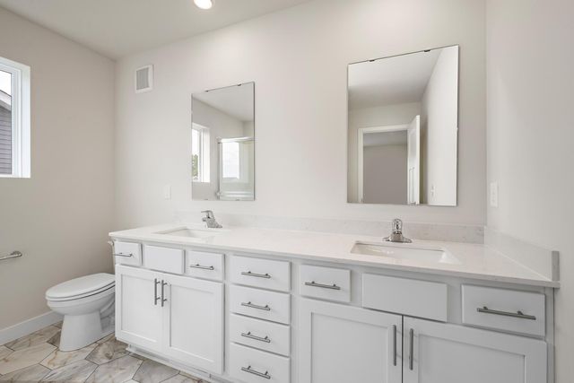 607 Redwood Loop N, Cambridge, MN 55008