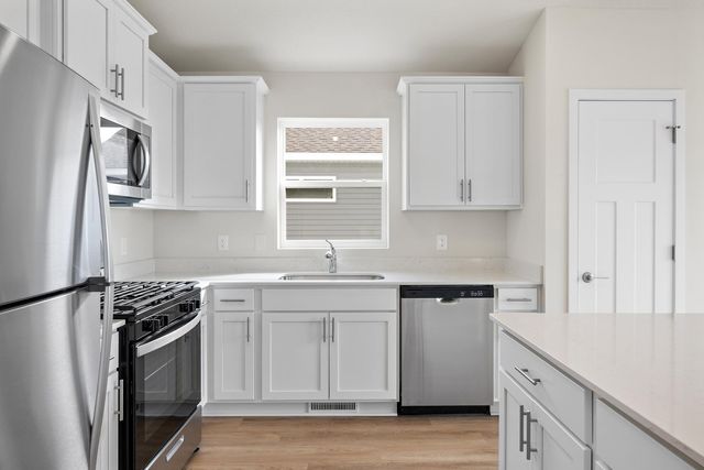 607 Redwood Loop N, Cambridge, MN 55008