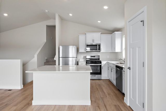 607 Redwood Loop N, Cambridge, MN 55008