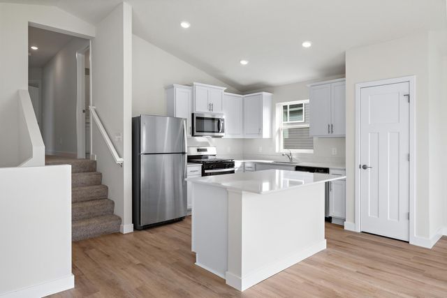 607 Redwood Loop N, Cambridge, MN 55008