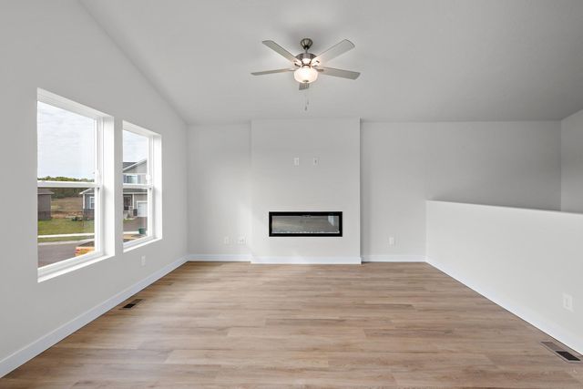 607 Redwood Loop N, Cambridge, MN 55008