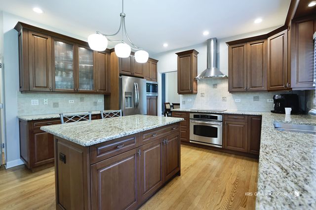 898 Lakeridge Court, Aurora, IL 60502
