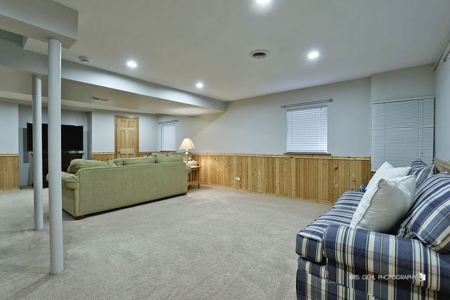 898 Lakeridge Court, Aurora, IL 60502