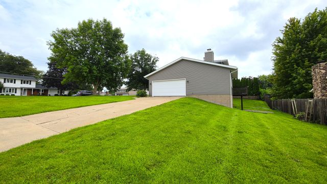 4470 18th Street, Bettendorf, IA 52722