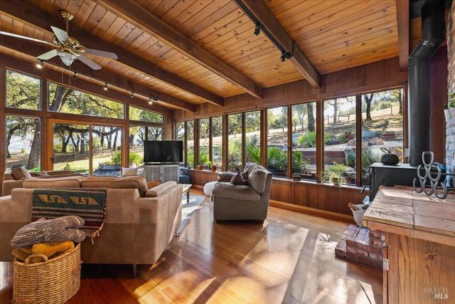 350 Canyon Rd, Geyserville, CA 95441