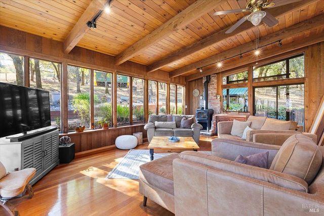 350 Canyon Rd, Geyserville, CA 95441