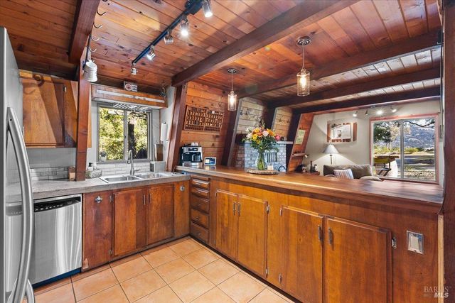 350 Canyon Rd, Geyserville, CA 95441