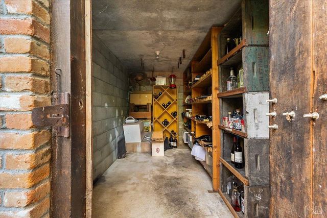 350 Canyon Rd, Geyserville, CA 95441