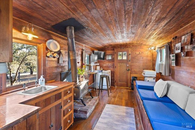 350 Canyon Rd, Geyserville, CA 95441