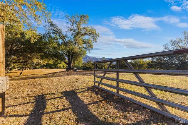 350 Canyon Rd, Geyserville, CA 95441