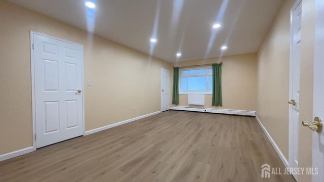 16 Lake Avenue 2B, East Brunswick, NJ 08816
