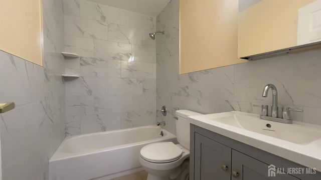 16 Lake Avenue 2B, East Brunswick, NJ 08816